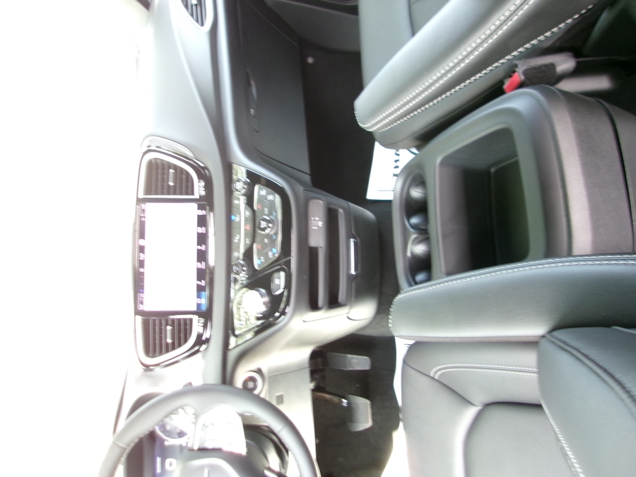 White Chrysler Voyager image number 31