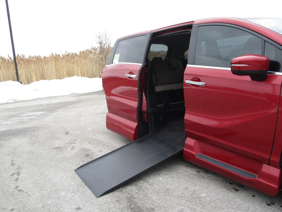 Red Honda Odyssey image number 9