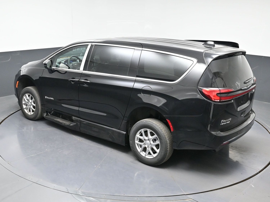 Black Chrysler Pacifica image number 21