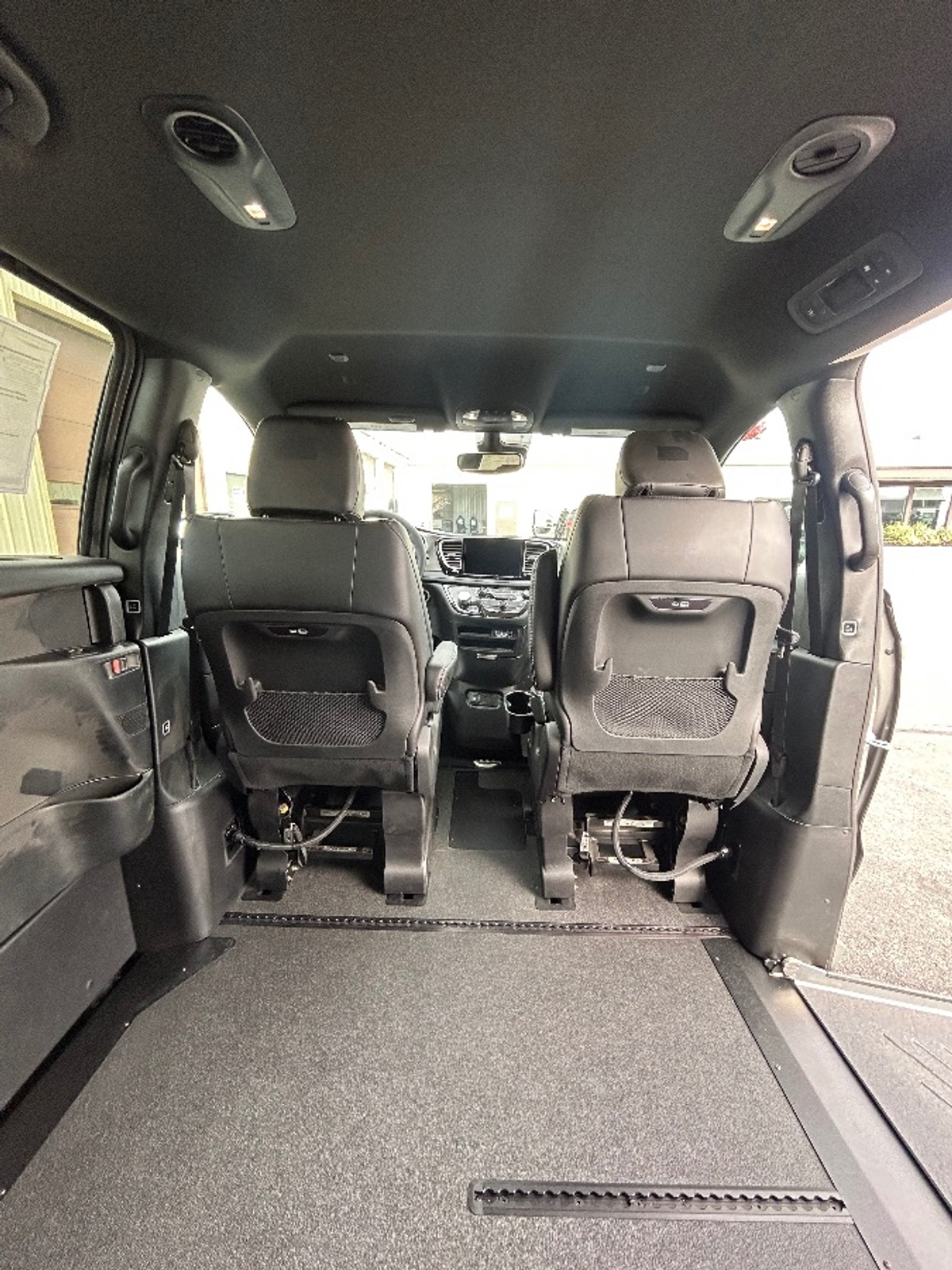 Grey Chrysler Pacifica image number 15