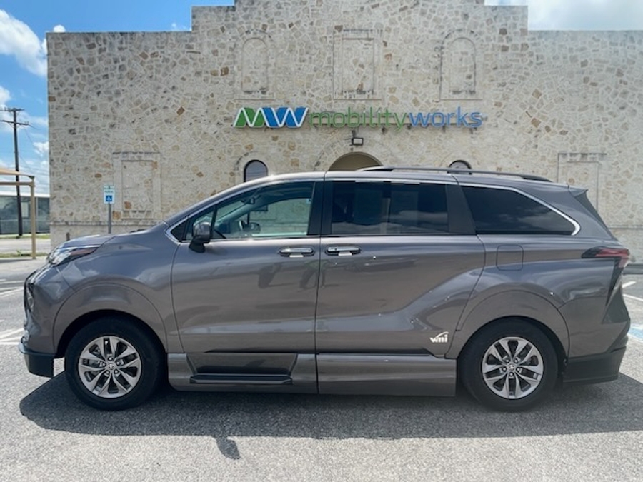 Brown Toyota Sienna image number 6