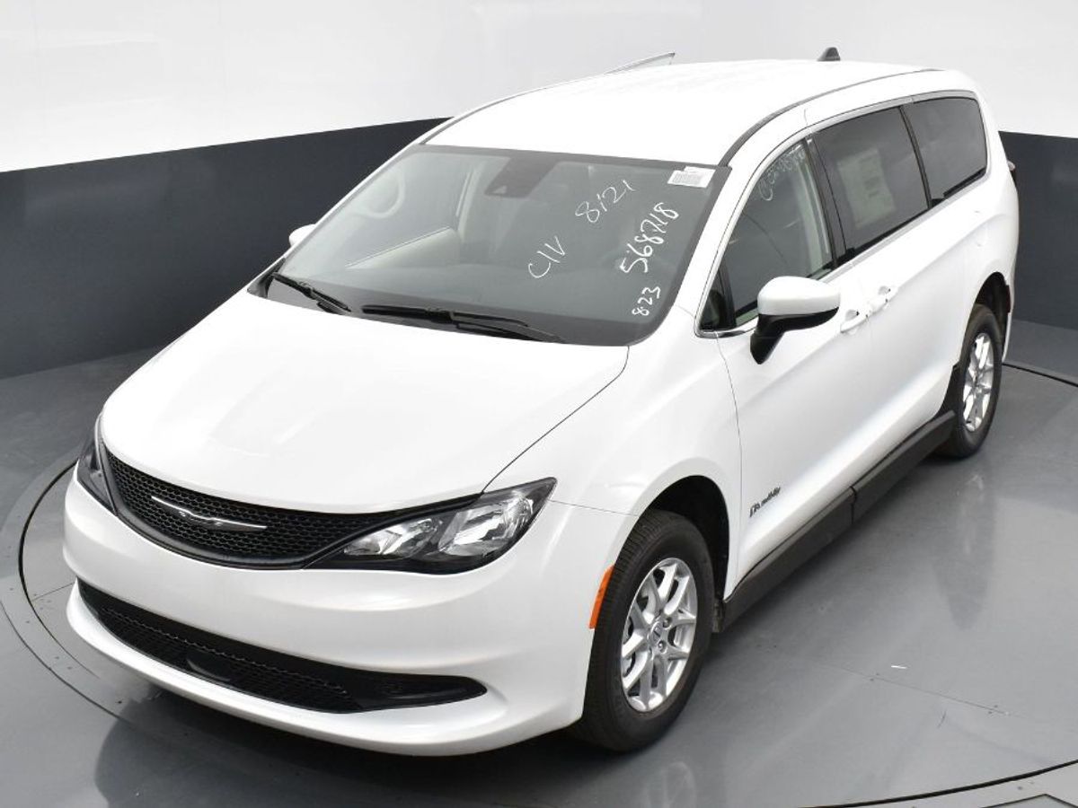 White Chrysler Voyager image number 3