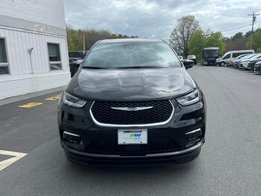 Black Chrysler Pacifica image number 4