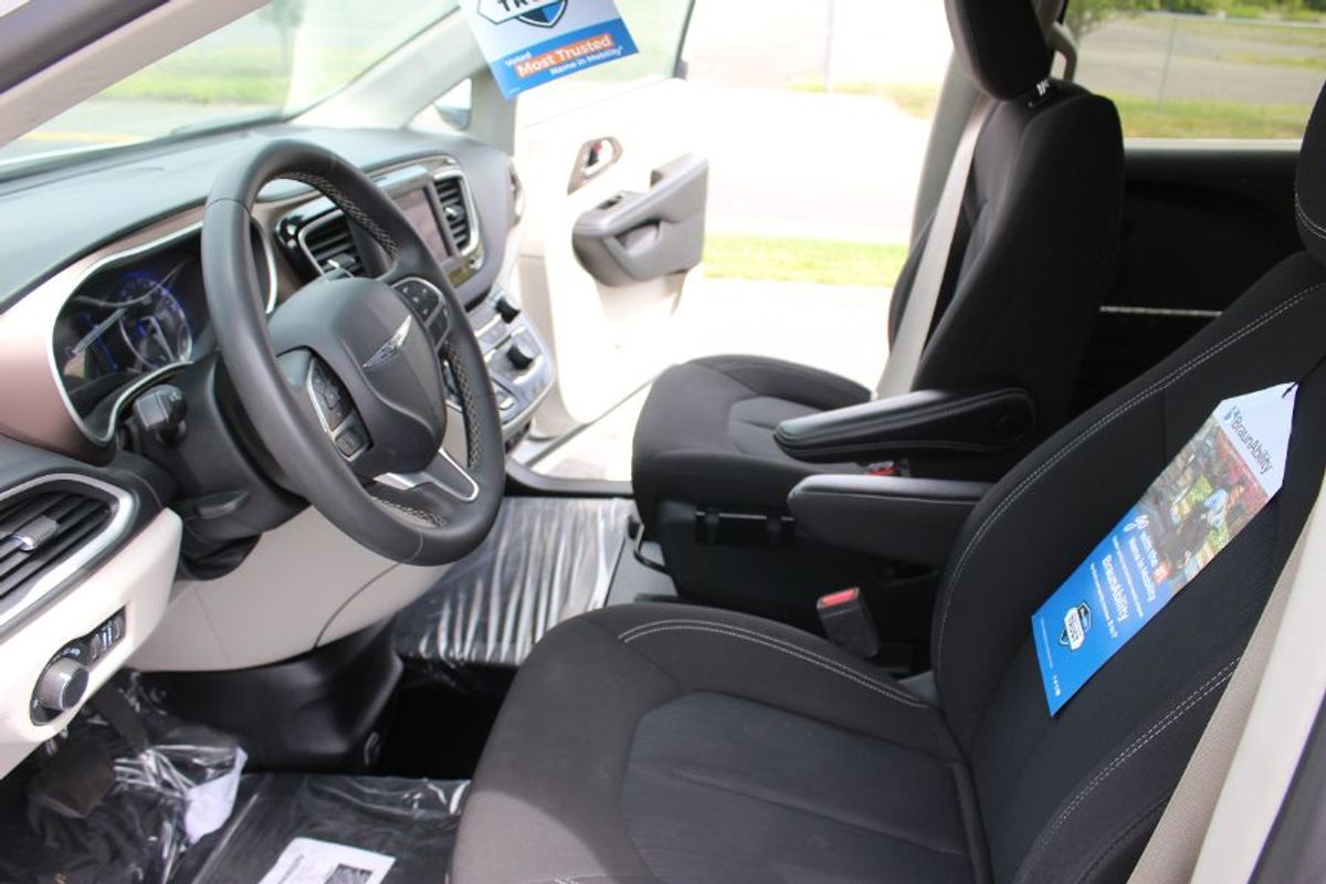 2023 CHRYSLER VOYAGER - Image 1