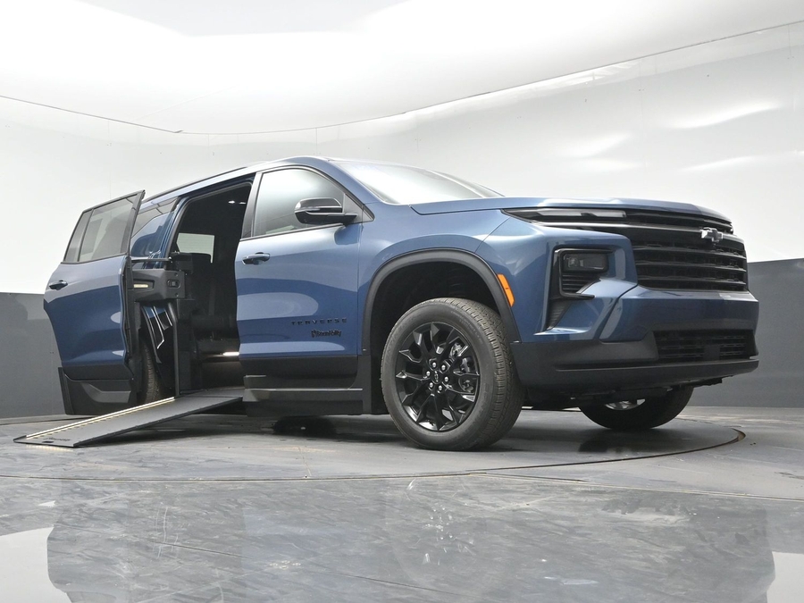 New 2026 Chevrolet Traverse 1LT Midnight - BraunAbility Side Entry In Floor Automatic Ramp