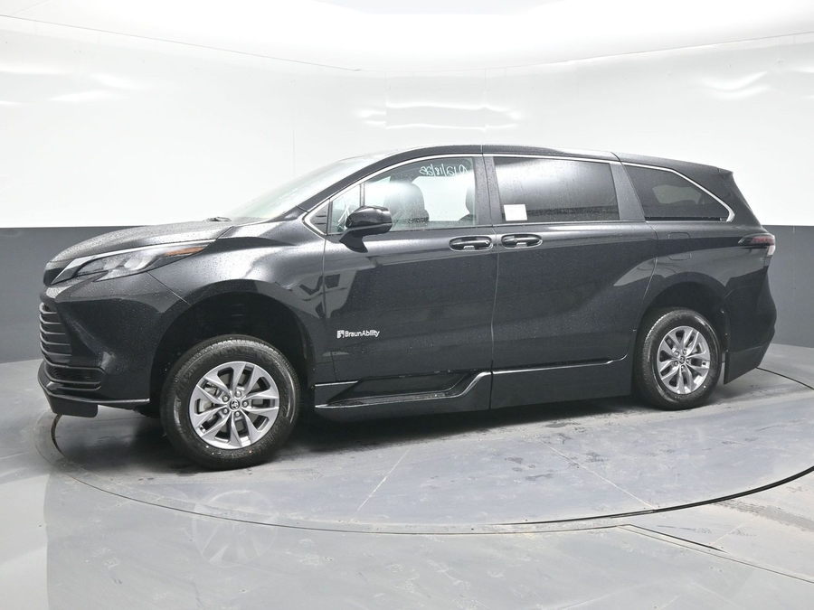 New 2025 Toyota Sienna Hybrid LE - BraunAbility Side Entry Entry Fold Out Automatic Ramp