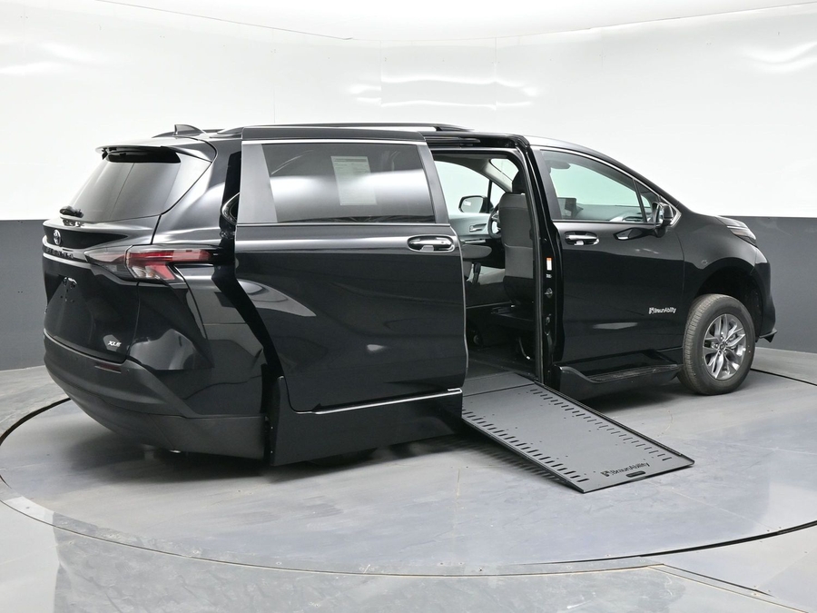 2026 Toyota Sienna XLE 7-Passenger Hybrid FWD's photo