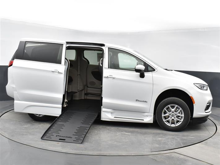 Used 2024 Chrysler Pacifica Touring L - BraunAbility Side Entry In Floor Automatic Ramp