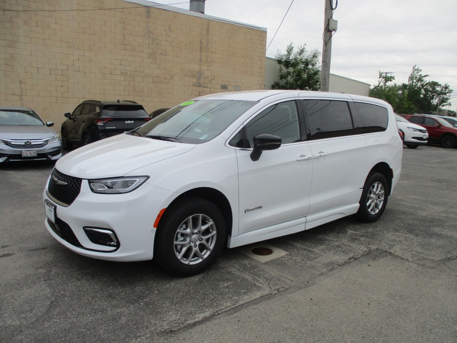 2026 Chrysler Pacifica Select's photo