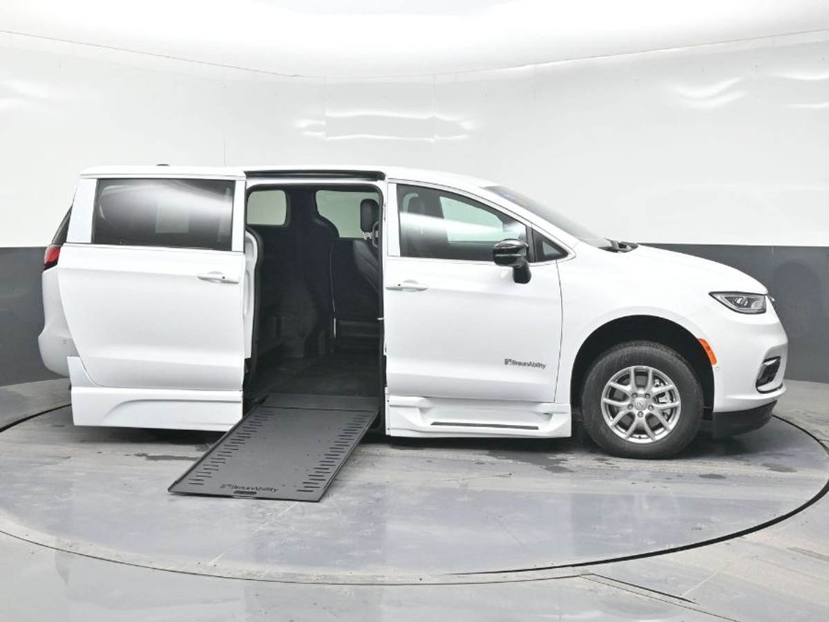 White Chrysler Pacifica image number 7