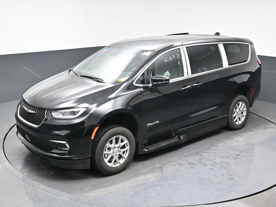 New 2026 Chrysler Pacifica Select Plus - BraunAbility Side Entry In Floor Automatic Ramp