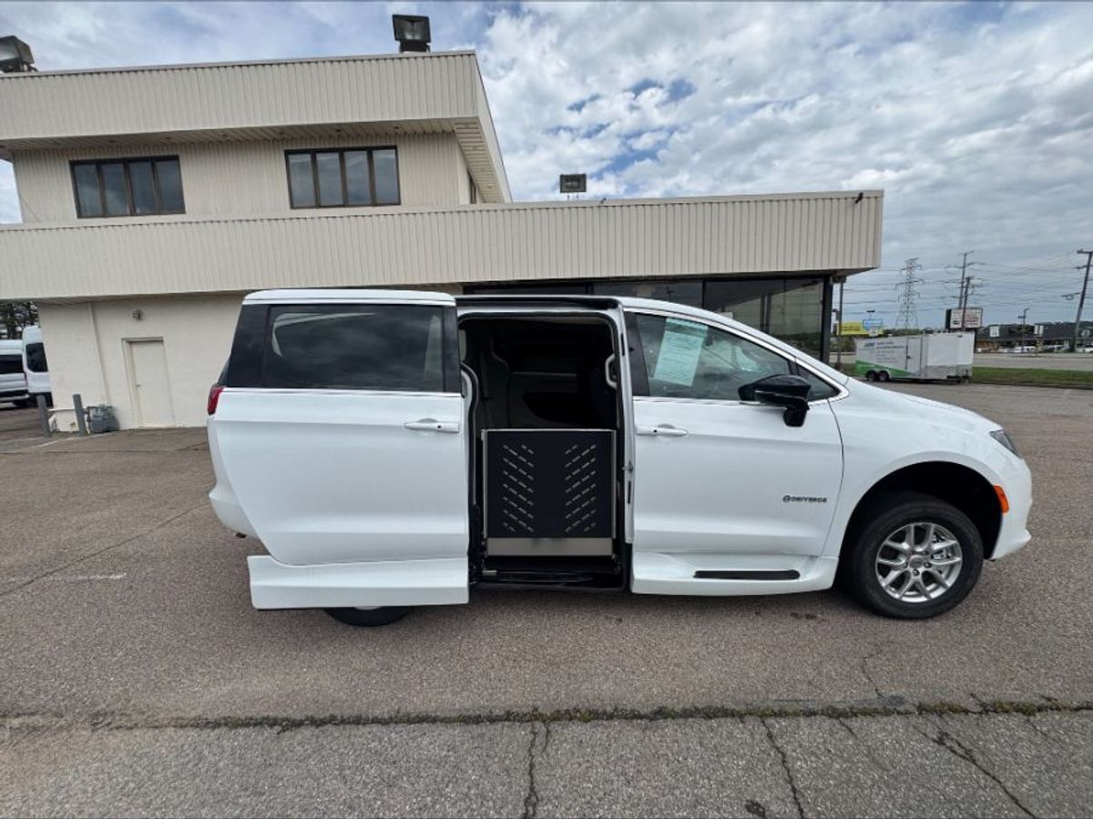 White Chrysler Voyager image number 7