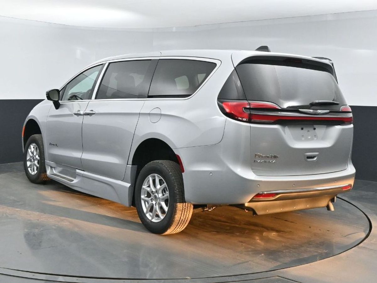 Silver Chrysler Pacifica image number 21