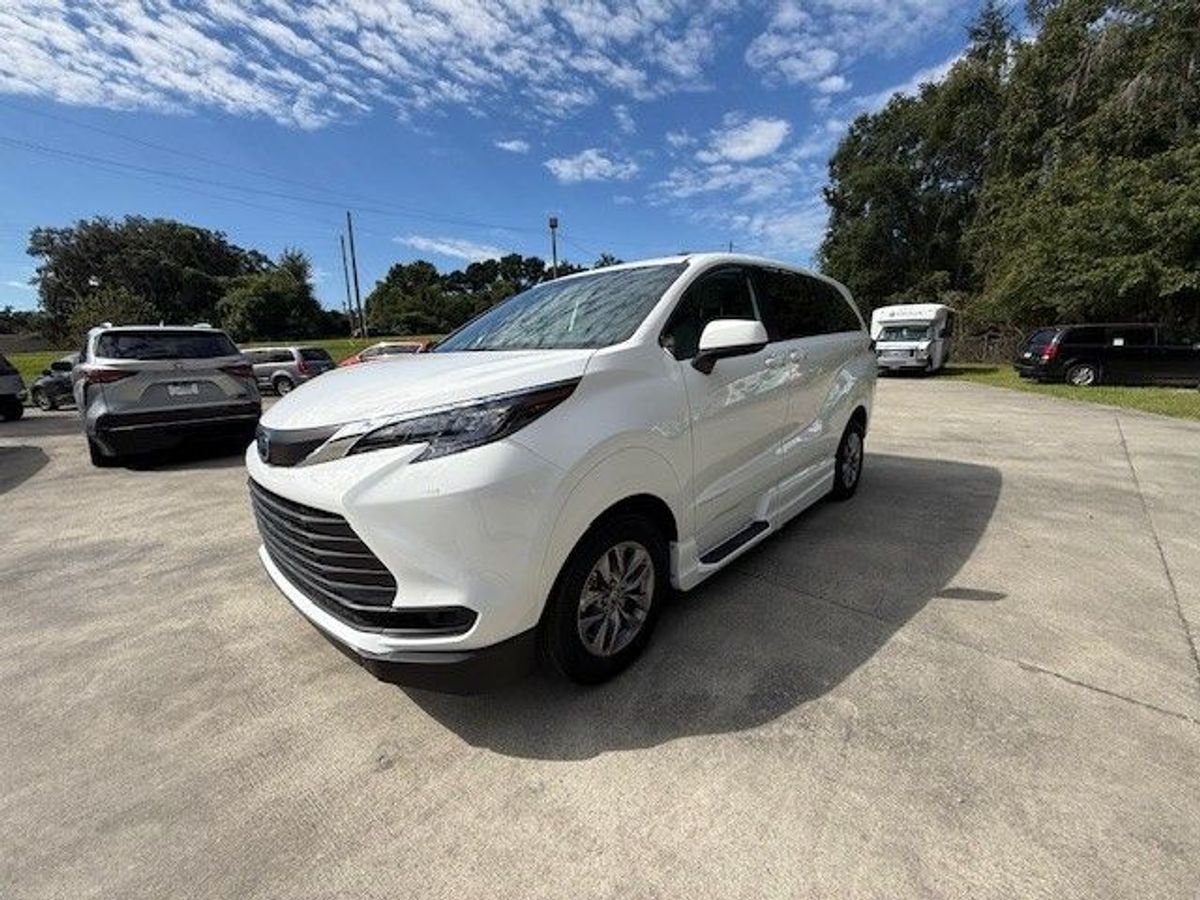 White Toyota Sienna image number 1