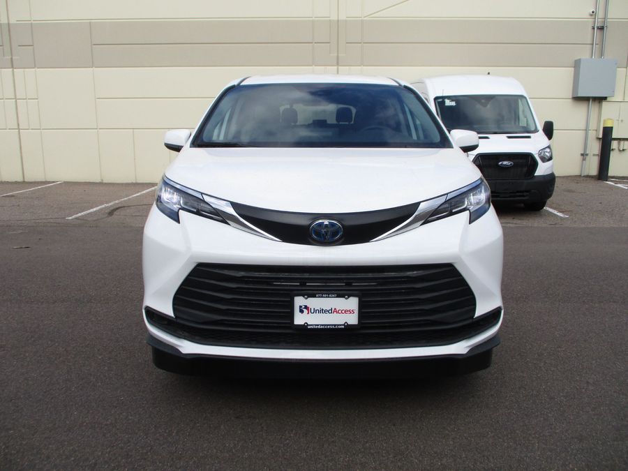 New 2025 Toyota Sienna Hybrid LE w MID ROW - Vantage Mobility Commercial Side Entry Entry In Floor Manual Ramp