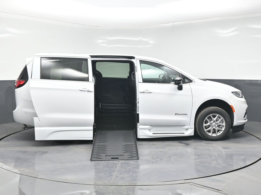 White Chrysler Pacifica image number 7