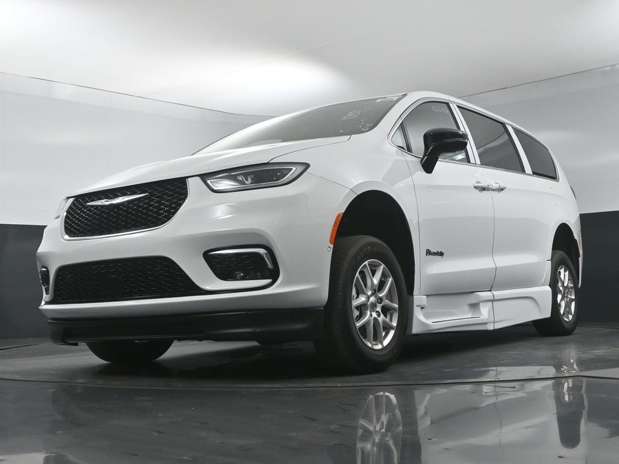 New 2025 Chrysler Pacifica Select Safety - BraunAbility Side Entry Entry Fold Out Automatic Ramp