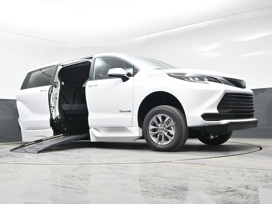 New 2026 Toyota Sienna Hybrid LE - BraunAbility Side Entry Entry Fold Out Automatic Ramp