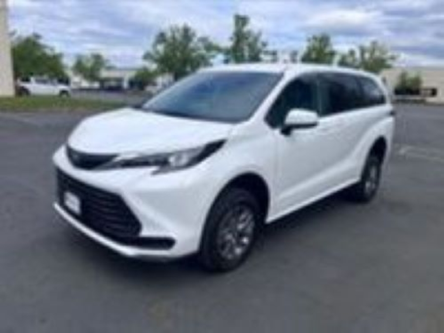 New 2026 Toyota Sienna Hybrid LE - Vantage Mobility Commercial Rear Entry Entry Fold Out Manual Ramp