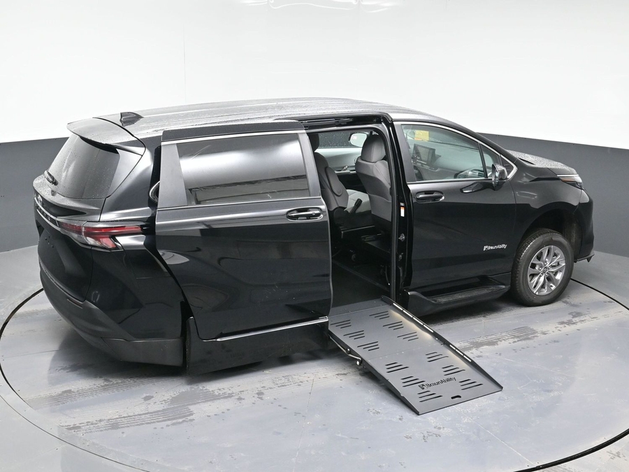 New 2025 Toyota Sienna Hybrid LE - BraunAbility Side Entry Entry Fold Out Automatic Ramp
