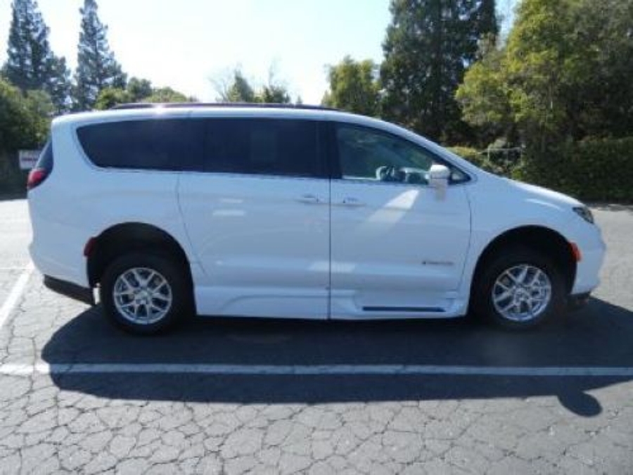 White Chrysler Pacifica image number 8