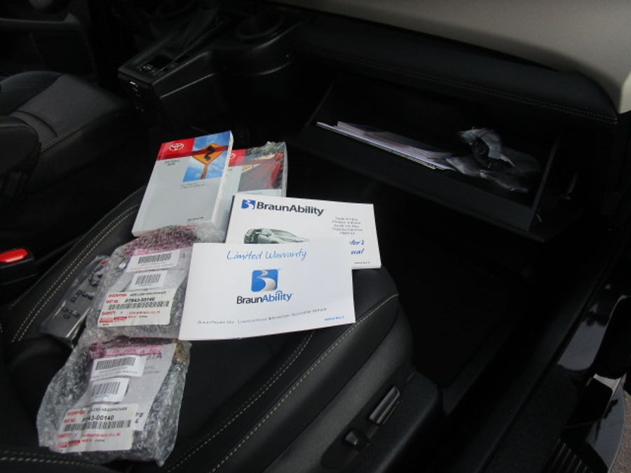 New 2025 Toyota Sienna Hybrid Platinum - BraunAbility Side Entry Entry In Floor Automatic Ramp