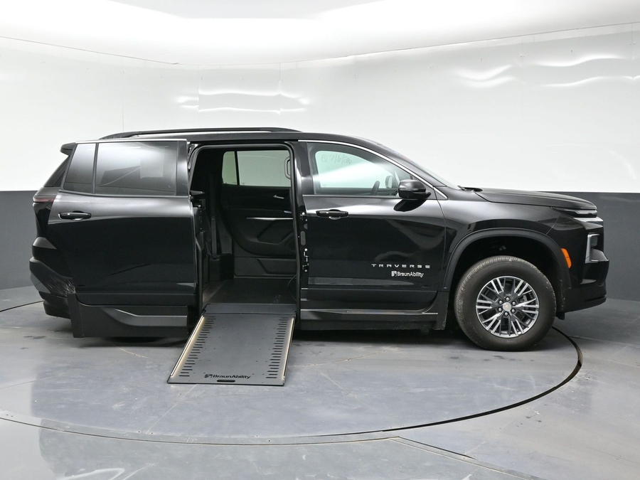 Black Chevrolet Traverse image number 7