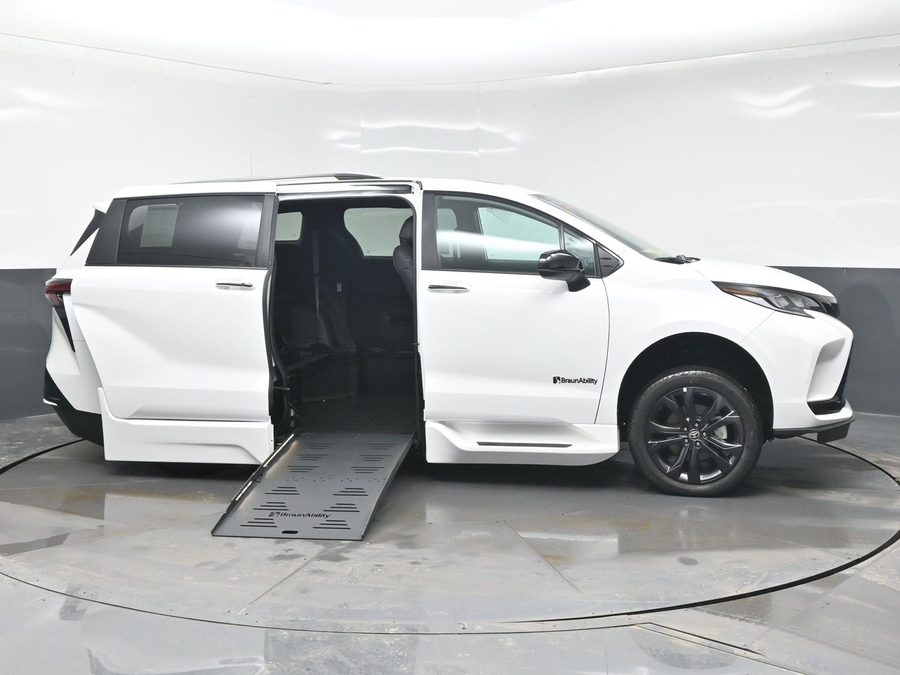New 2025 Toyota Sienna Hybrid XSE Sport - BraunAbility Side Entry Entry Fold Out Automatic Ramp