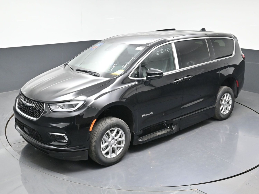 Black Chrysler Pacifica image number 19