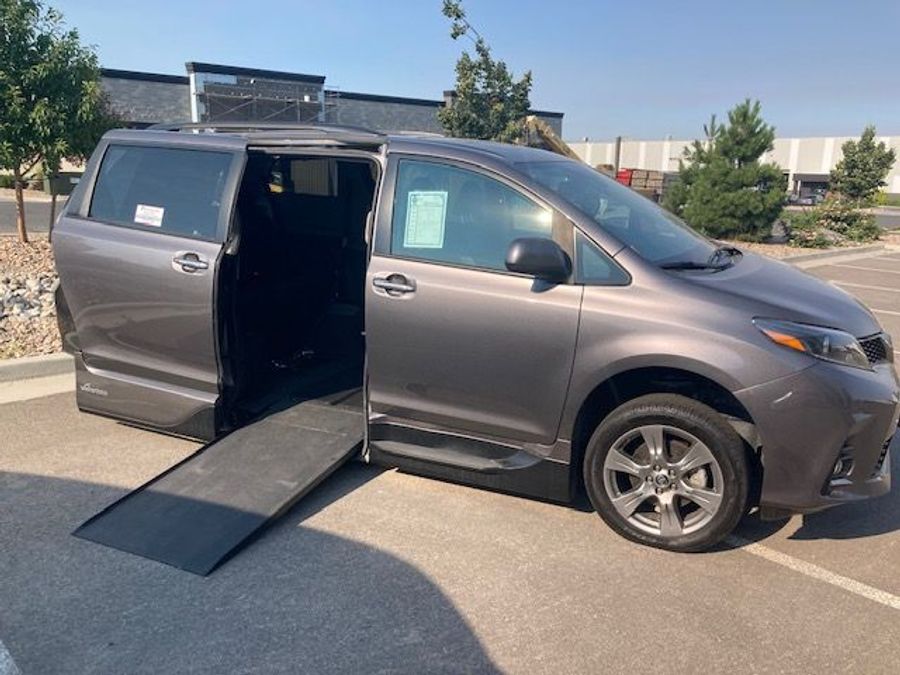Used 2019 Toyota Sienna SE Premium - VMI Side Entry Entry In Floor Automatic Ramp