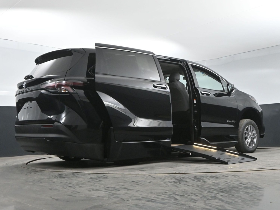 New 2025 Toyota Sienna Hybrid XLE Base - BraunAbility Side Entry Entry Fold Out Automatic Ramp