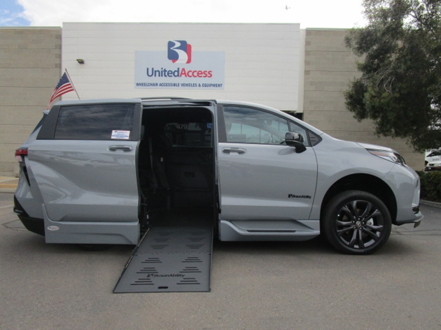 New 2026 Toyota Sienna Hybrid XSE Sport - BraunAbility Side Entry Fold Out Automatic Ramp