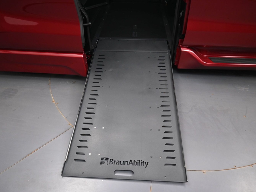 New 2026 Toyota Sienna Hybrid XLE Base - BraunAbility Side Entry In Floor Automatic Ramp
