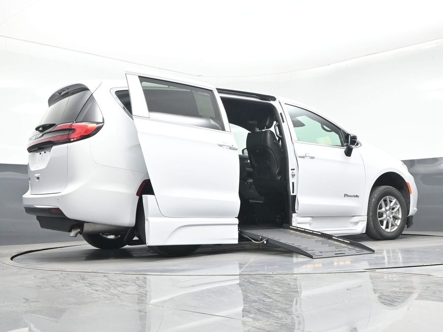 White Chrysler Pacifica image number 18