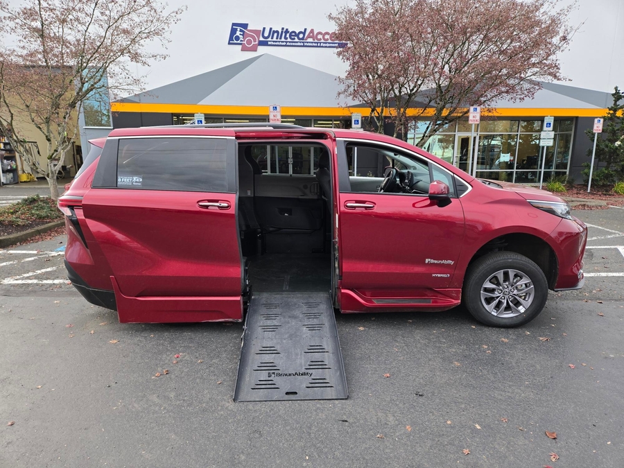 Used 2021 Toyota Sienna XLE Base - BraunAbility Side Entry Entry Fold Out Automatic Ramp