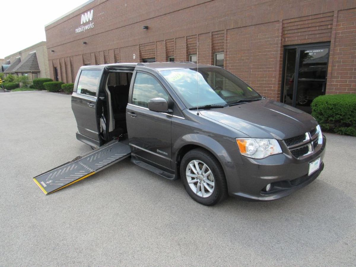Grey Dodge Grand Caravan image number 9