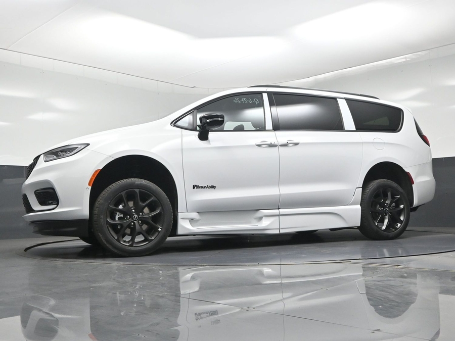 White Chrysler Pacifica image number 11