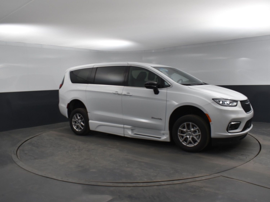 New 2025 Chrysler Pacifica Select Safety - BraunAbility Side Entry Entry In Floor Automatic Ramp
