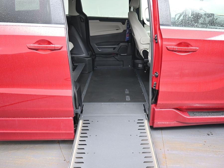 Red Honda Odyssey image number 11