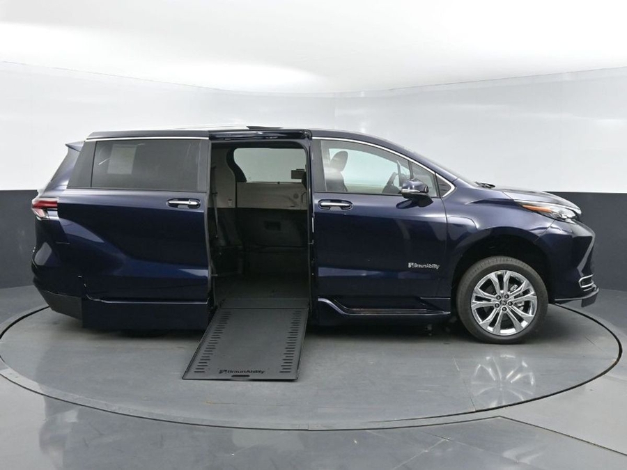 Blue Toyota Sienna image number 7