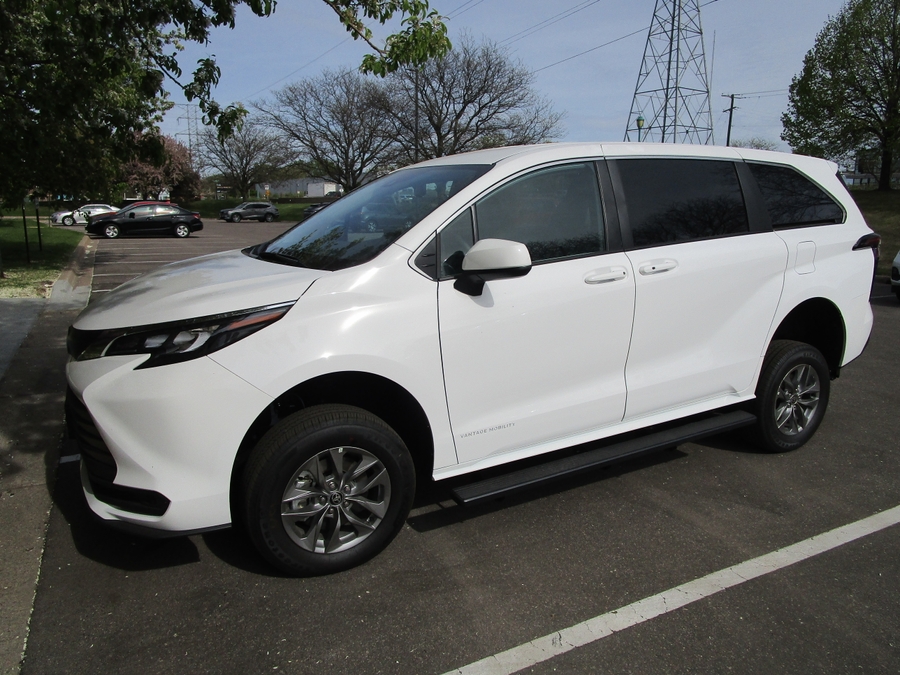 White Toyota Sienna image number 5
