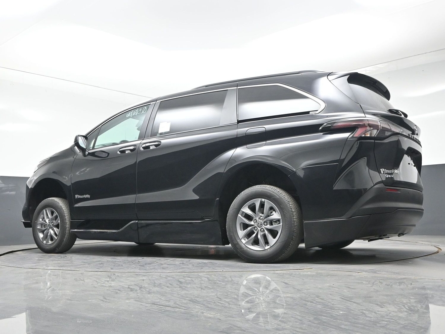 Black Toyota Sienna image number 17
