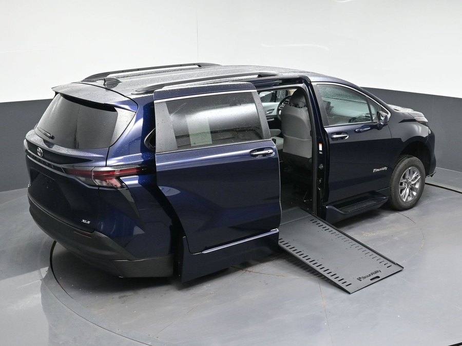 2026 Toyota Sienna XLE - Photo 10