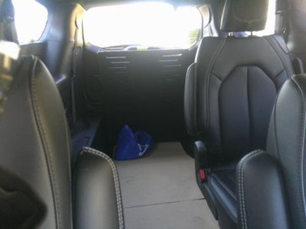 White Chrysler Pacifica image number 7