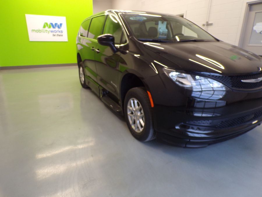 Black Chrysler Voyager image number 3