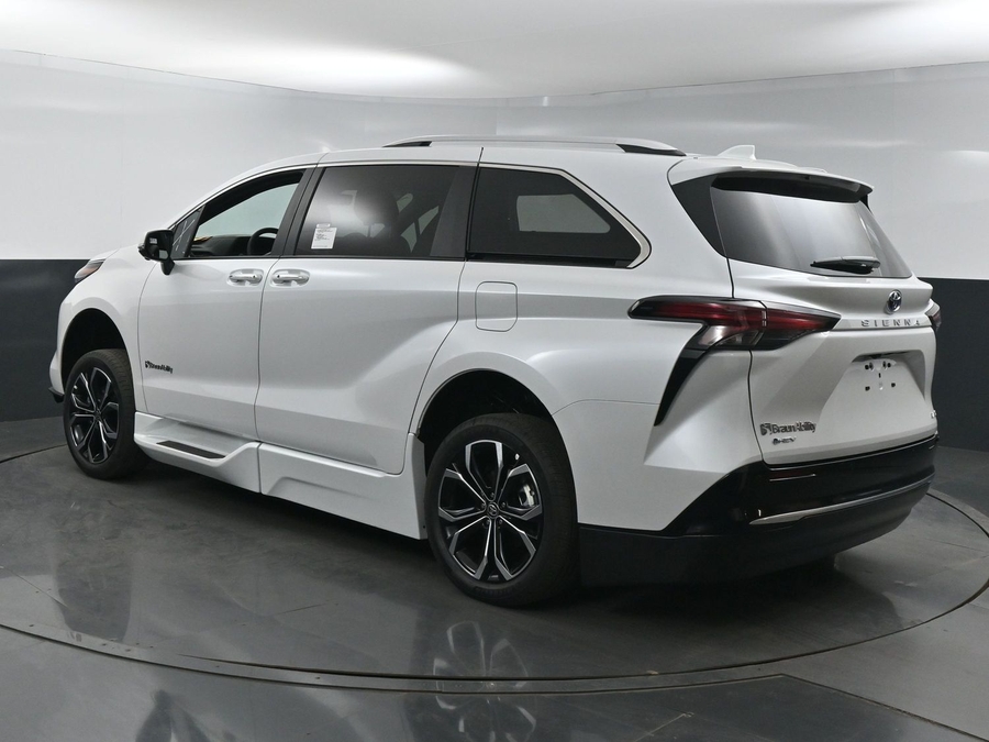 New 2025 Toyota Sienna Hybrid Platinum - BraunAbility Side Entry Entry Fold Out Automatic Ramp