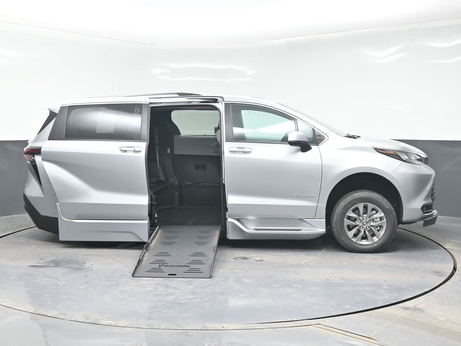 Silver Toyota Sienna image number 7