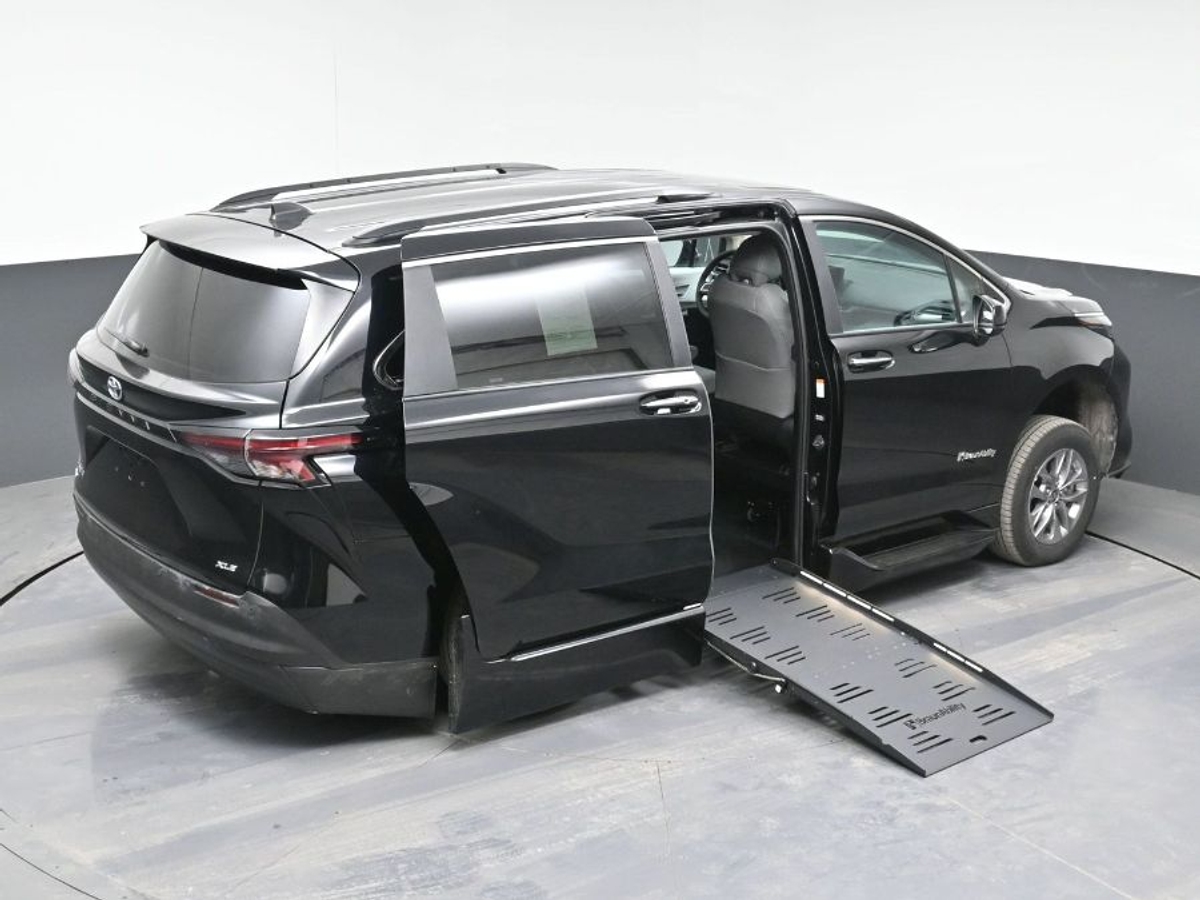 2025 TOYOTA SIENNA - Image 25