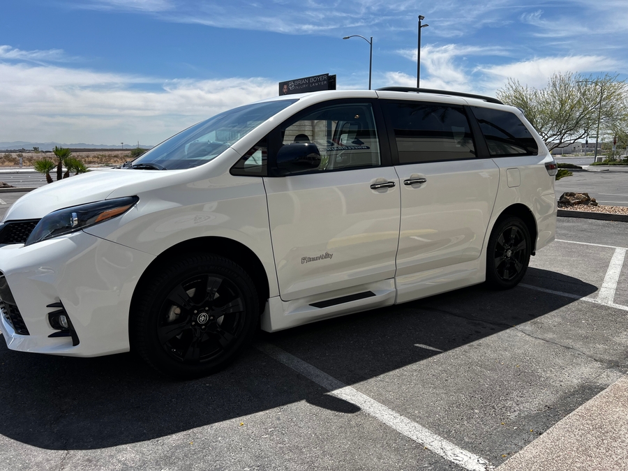 Used 2020 Toyota Sienna SE - BraunAbility Side Entry Entry Fold Out Automatic Ramp