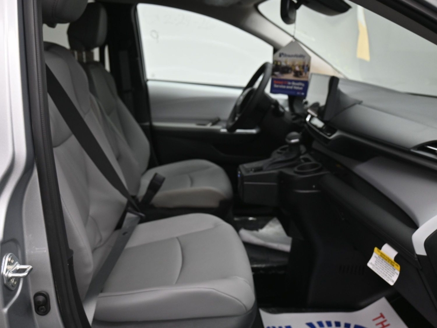 Silver Toyota Sienna image number 8